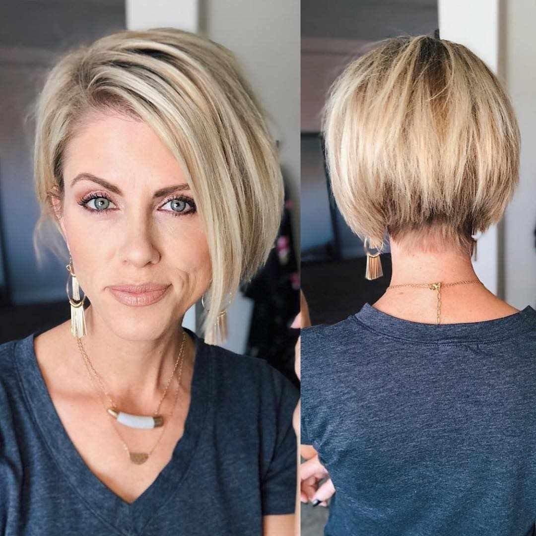 Asymmetrischer blonder Bob