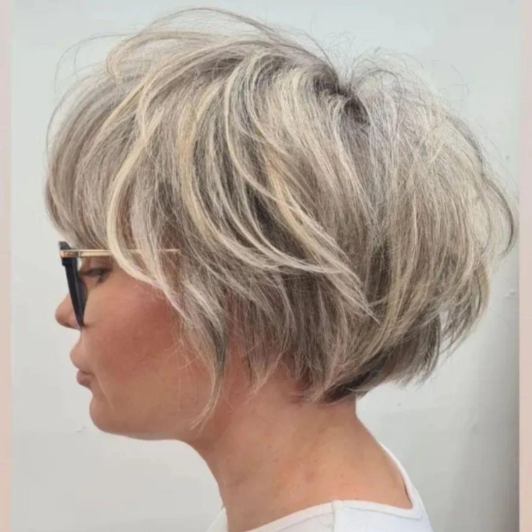 Voluminöser Bixie Cut feines Grau