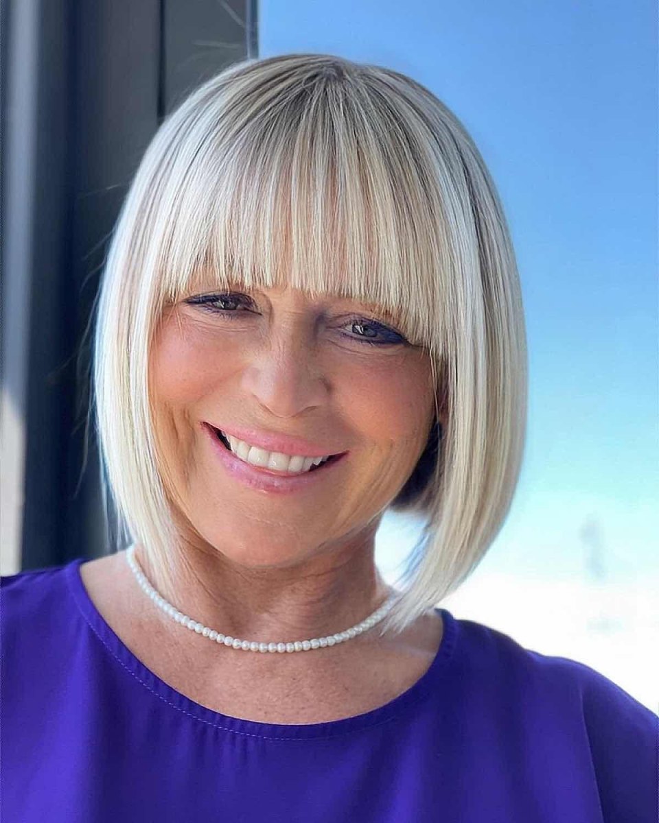 Blonder Bob mit Pony über 50