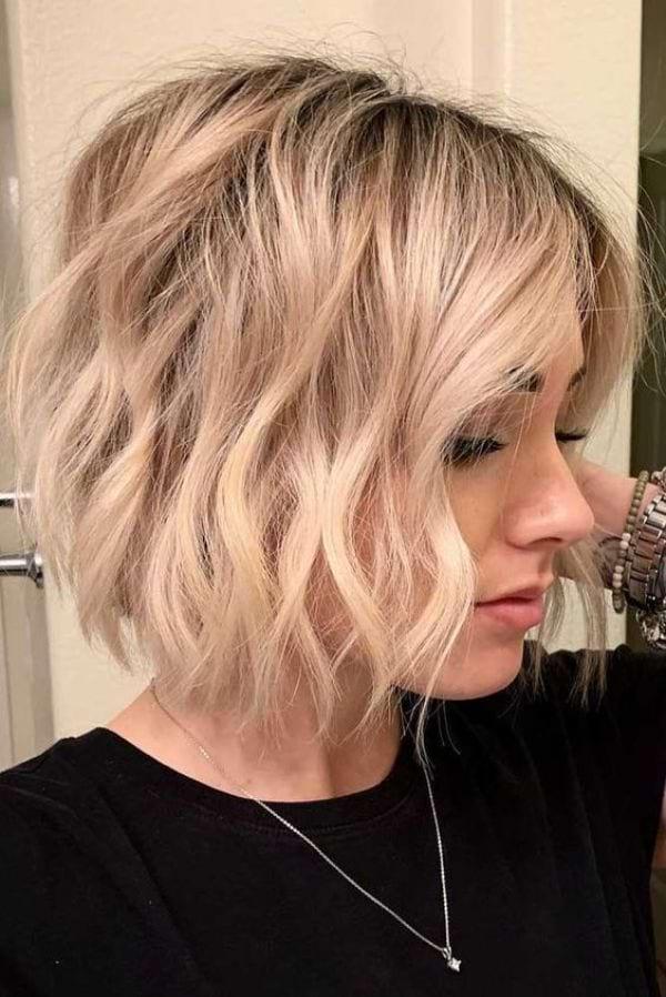 Blonder Bob mit leichten Wellen