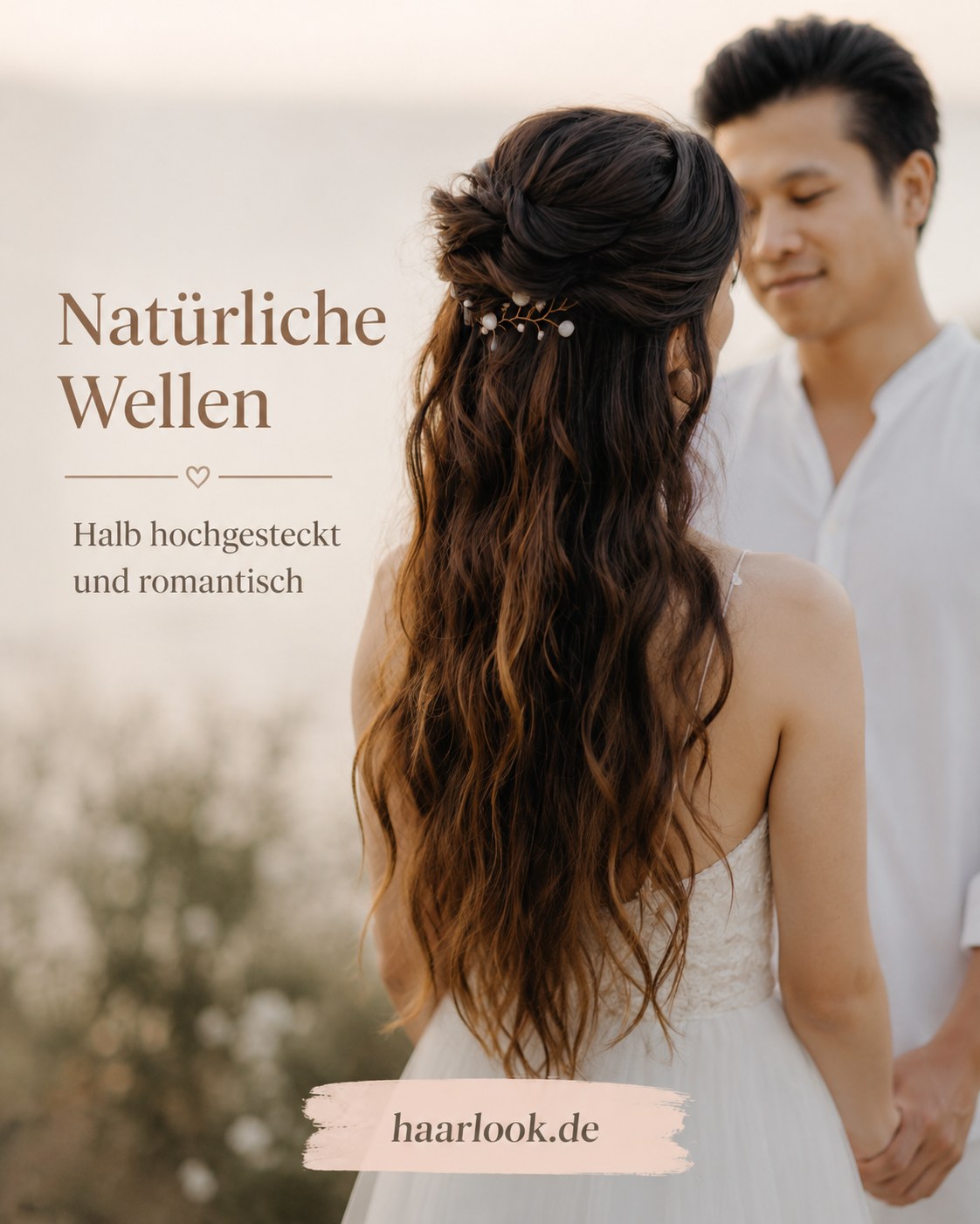Halb hochgesteckte natürliche Brautfrisur mit welligen Längen im Freien
