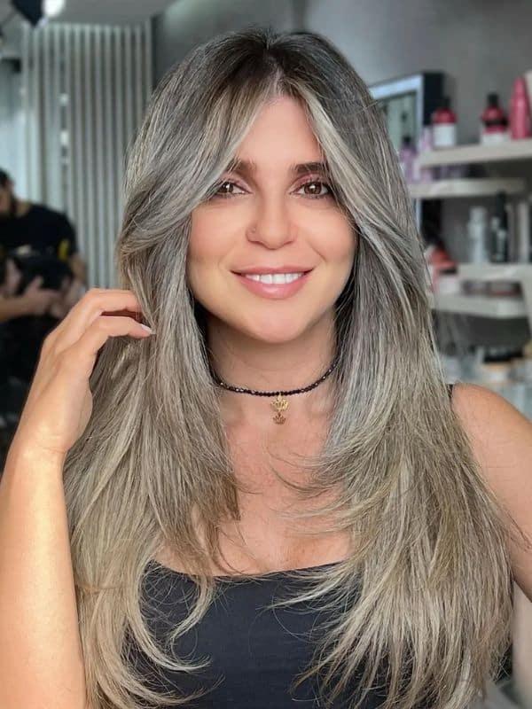 Langer Butterfly Cut graue Haare