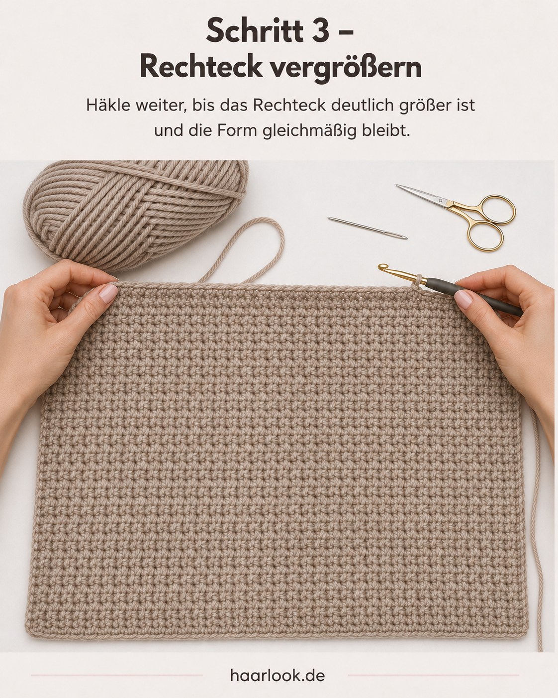 Das wachsende Häkelrechteck für den Cardigan liegt flach und zeigt eine gleichmäßige Maschenstruktur
