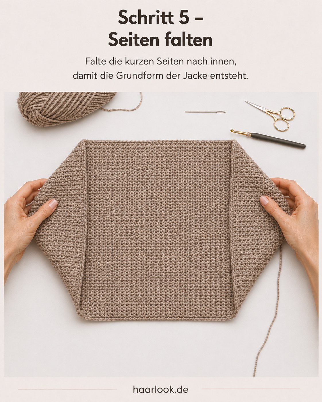 Die kurzen Seiten des Rechtecks werden nach innen gefaltet, um die Cardigan-Grundform zu formen
