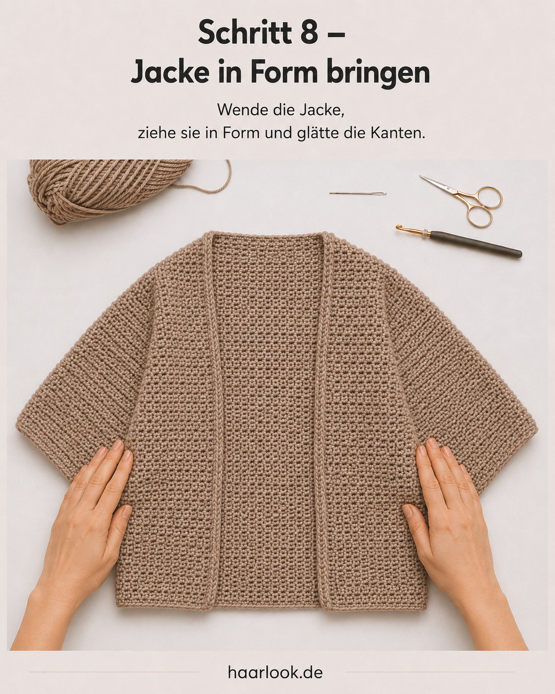 Fertige Häkeljacke wird gewendet und in Form gezogen, Ärmel und Rücken werden sichtbar