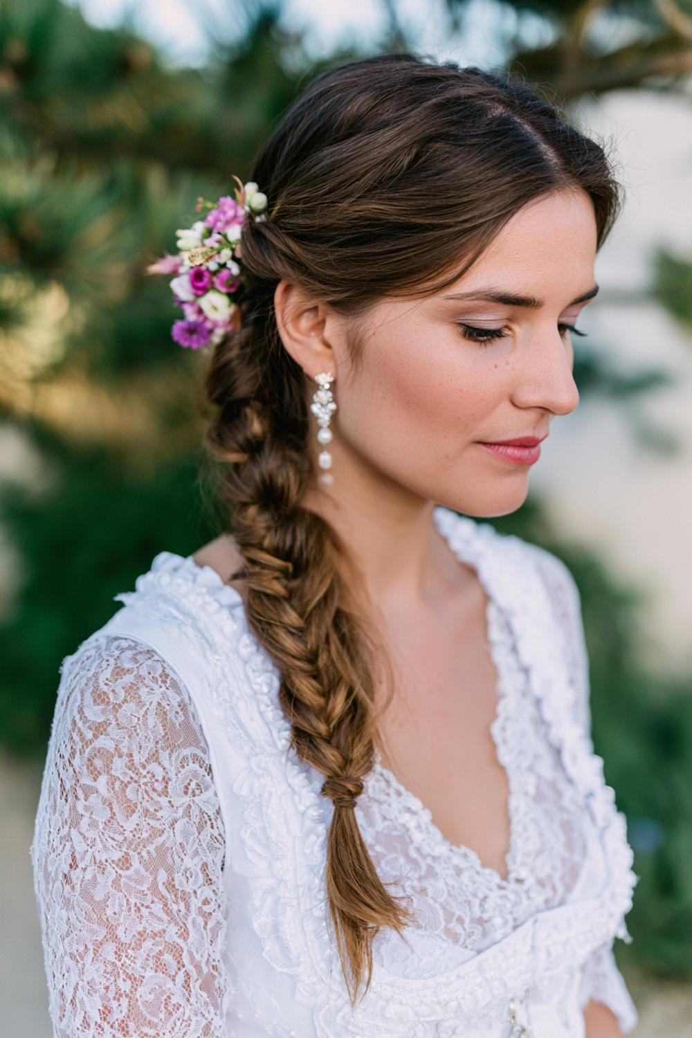 Romantischer Seitenzopf mit Blütenschmuck