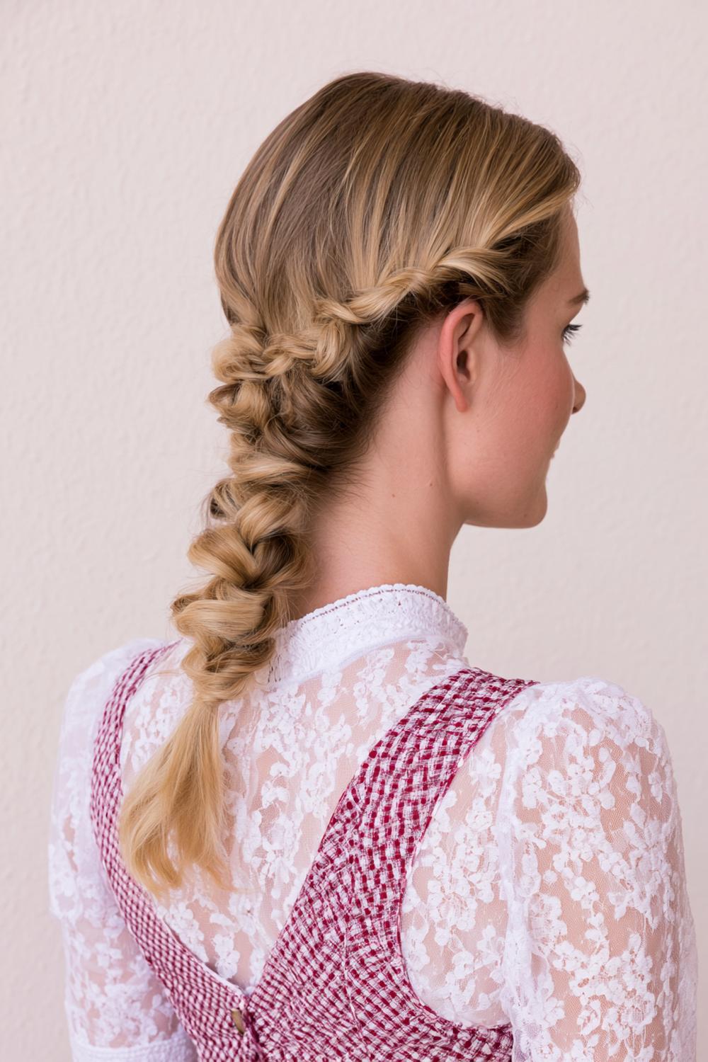 22 Romantische Dirndl Frisuren: Zöpfe & Hochsteckfrisuren