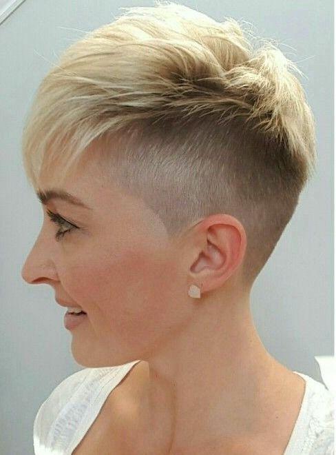 Femininer blonder Pixie Schnitt