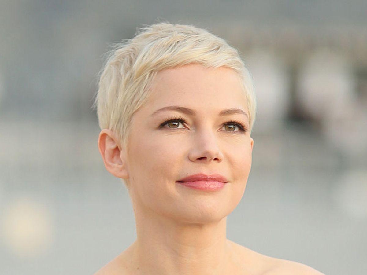 Femininer hellblonder Pixie