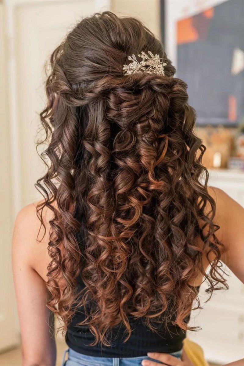 Festliche Locken mit Haarschmuck