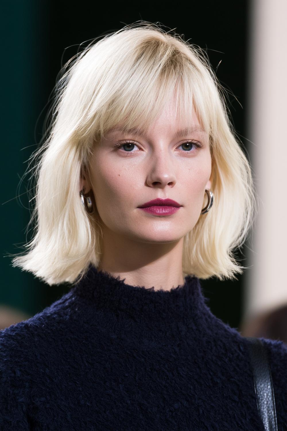 Platinblonder Bob mit Pony
