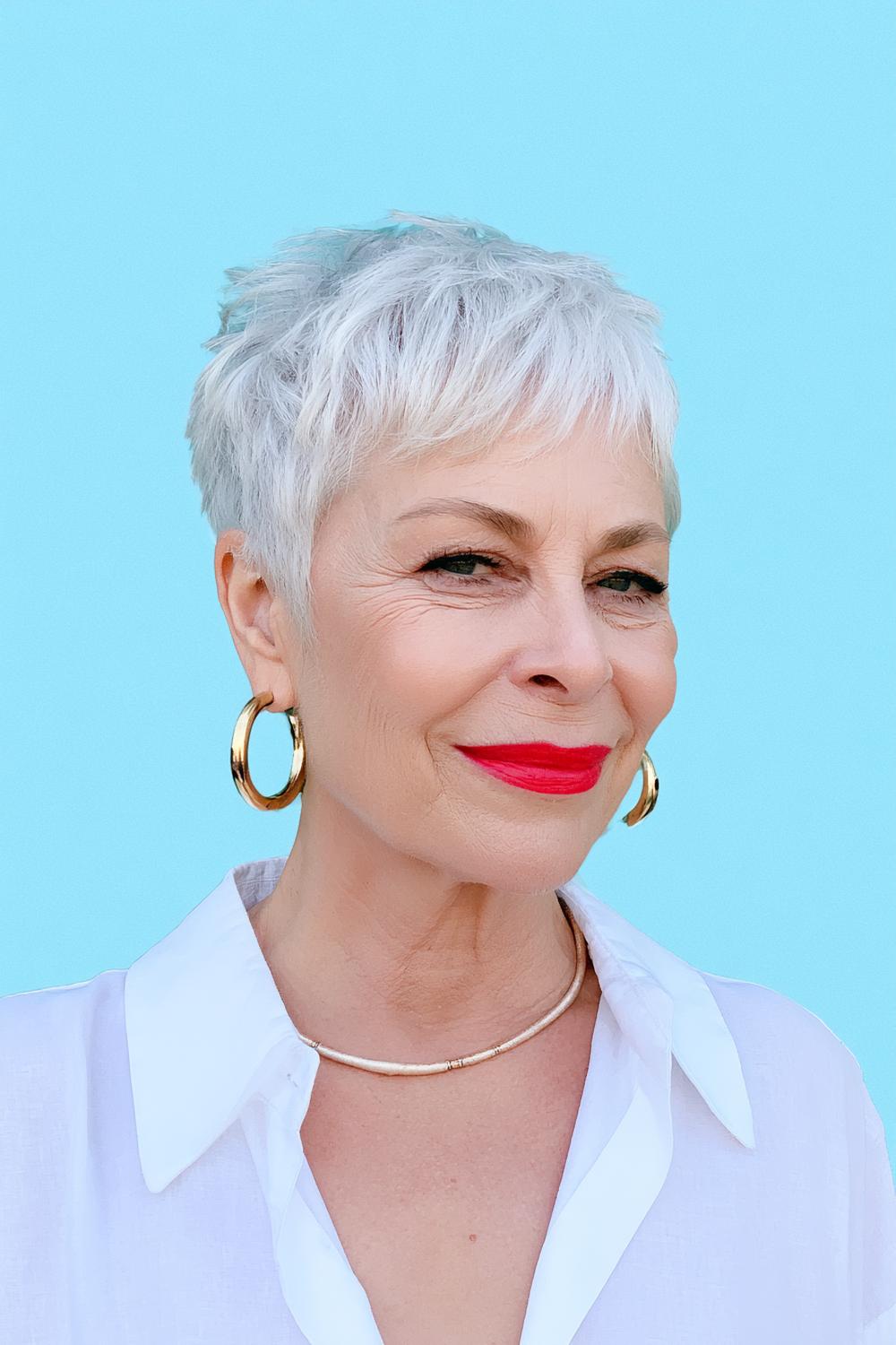 Frecher Pixie mit Statement-Lippen