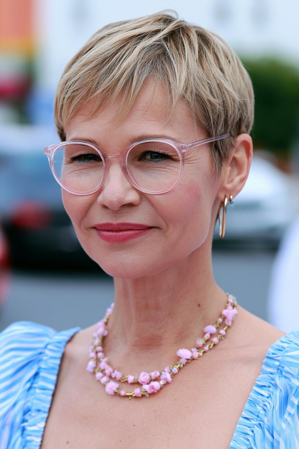 Frecher Pixie mit transparenter Brille