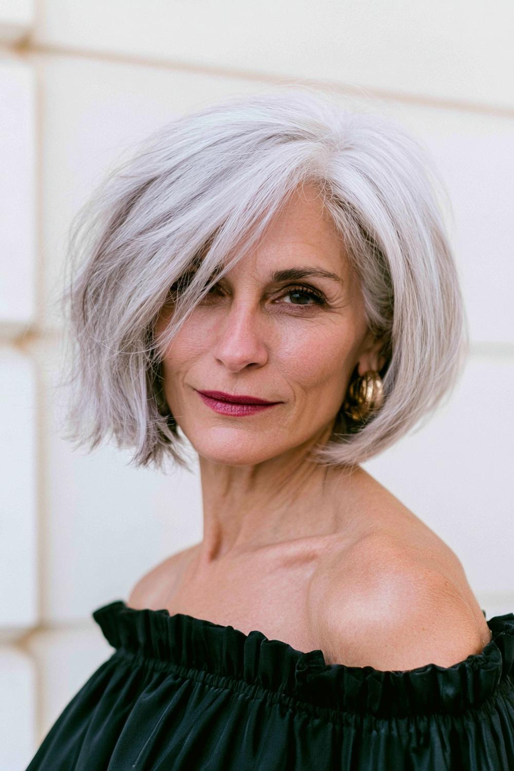 Asymmetrischer Silber-Bob mit Seitenscheitel