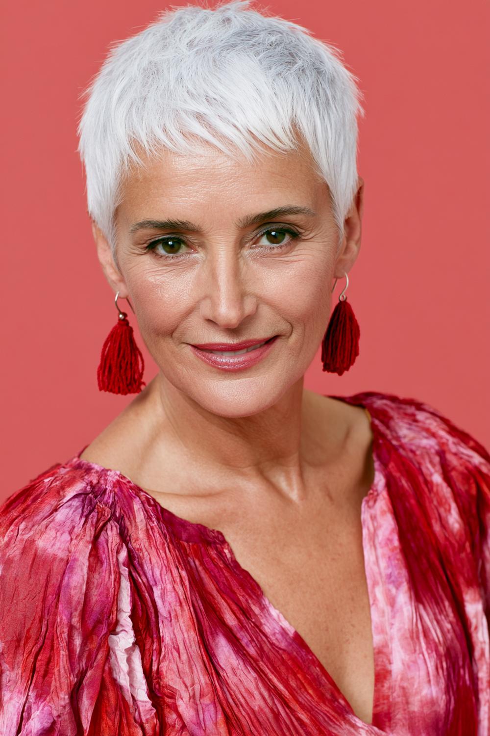 Frecher Pixie mit Statement-Ohrringen