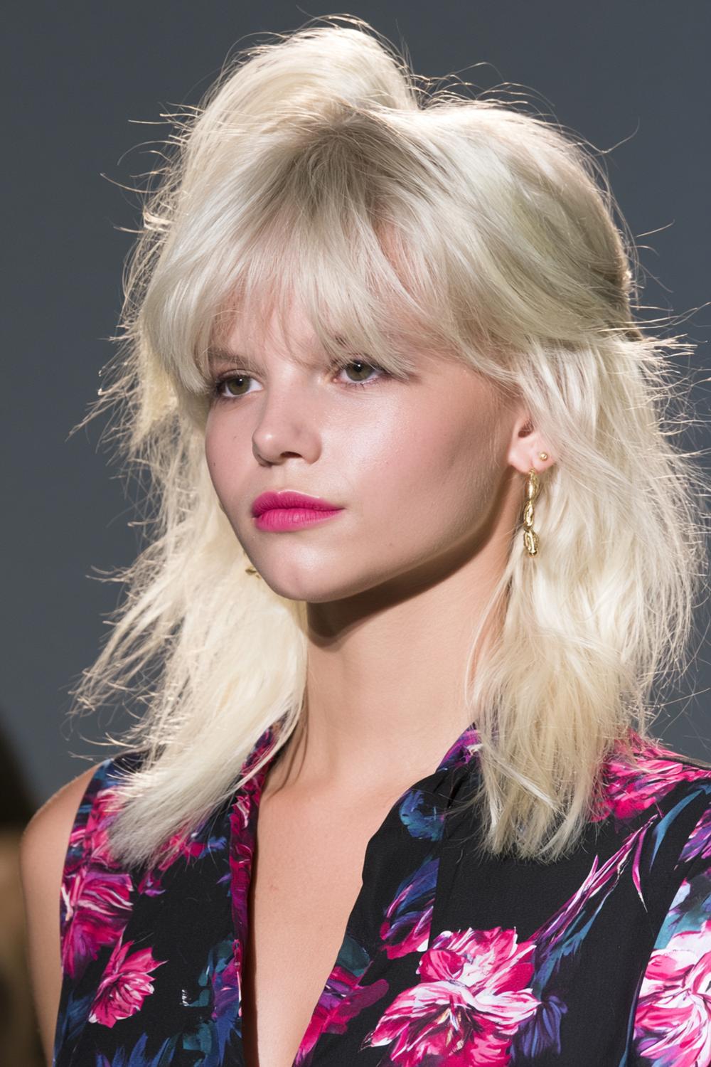 Blonder Pony mit Volumen