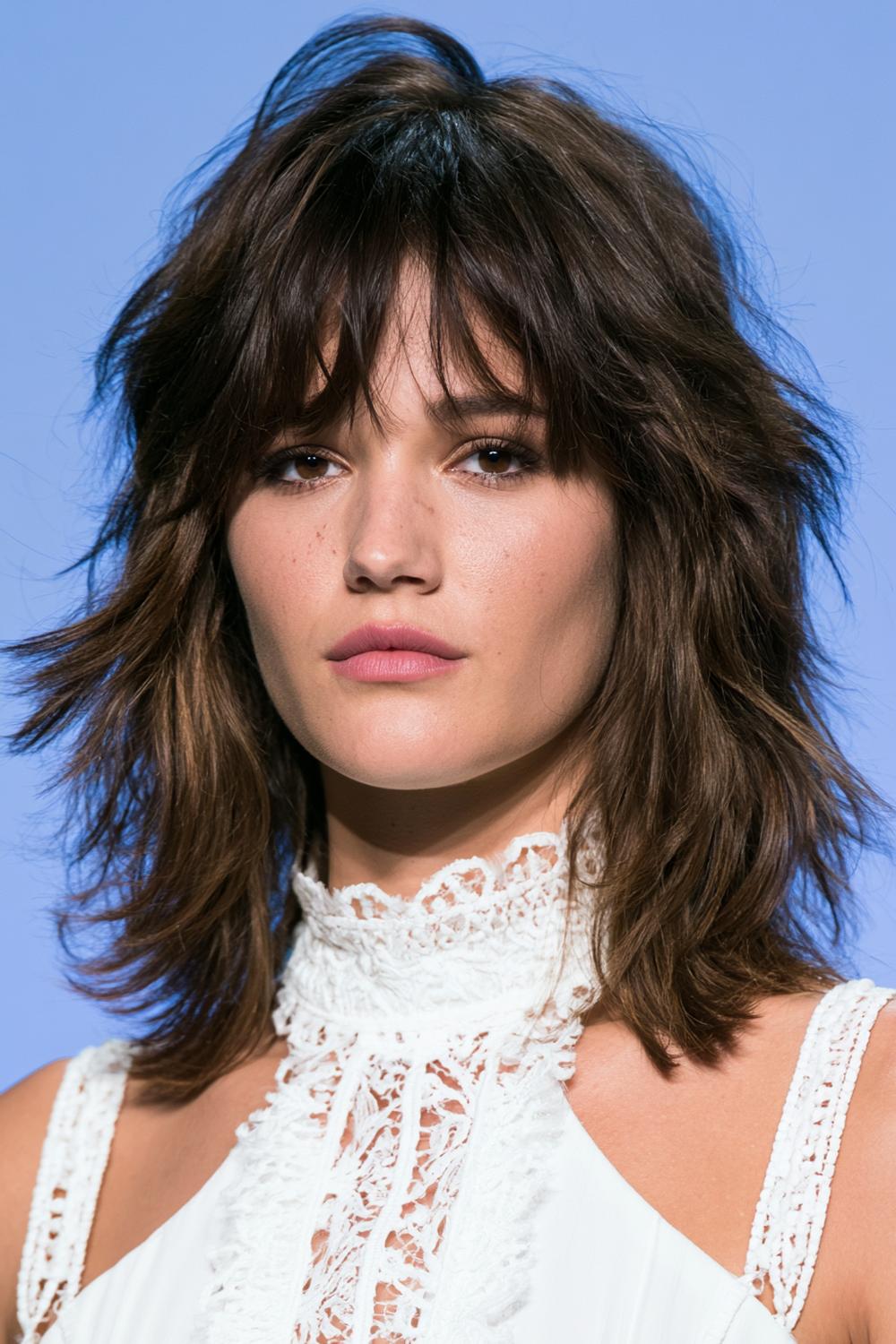 Voluminöser Shag mit Curtain Bangs