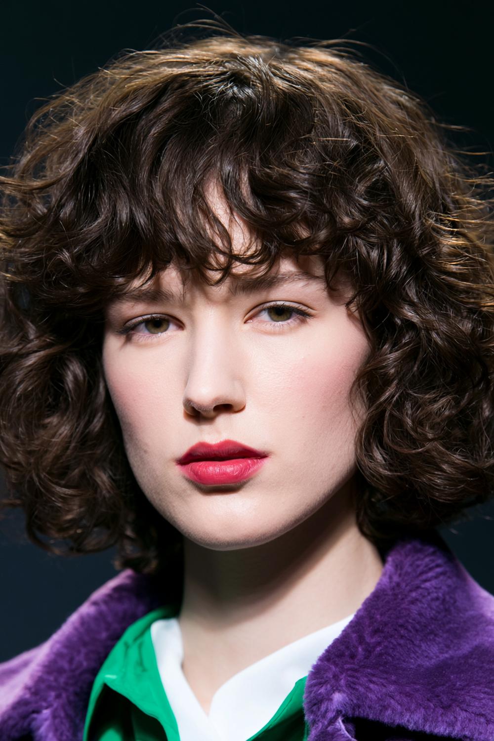 Voluminöse Locken mit Pony