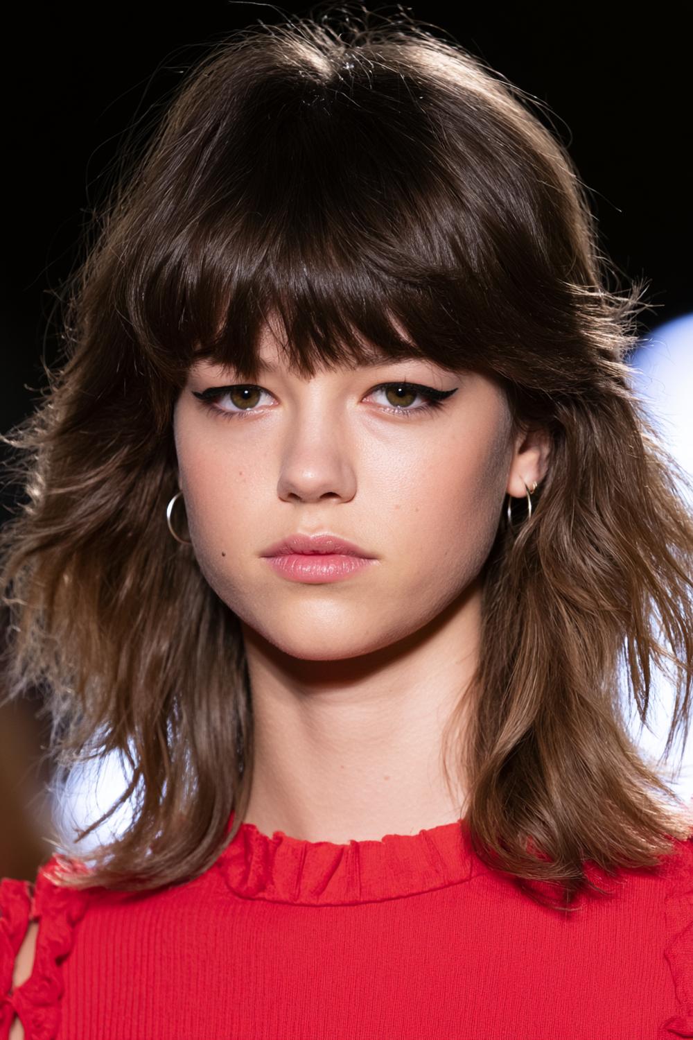 Voluminöse Wellen mit Eyeliner