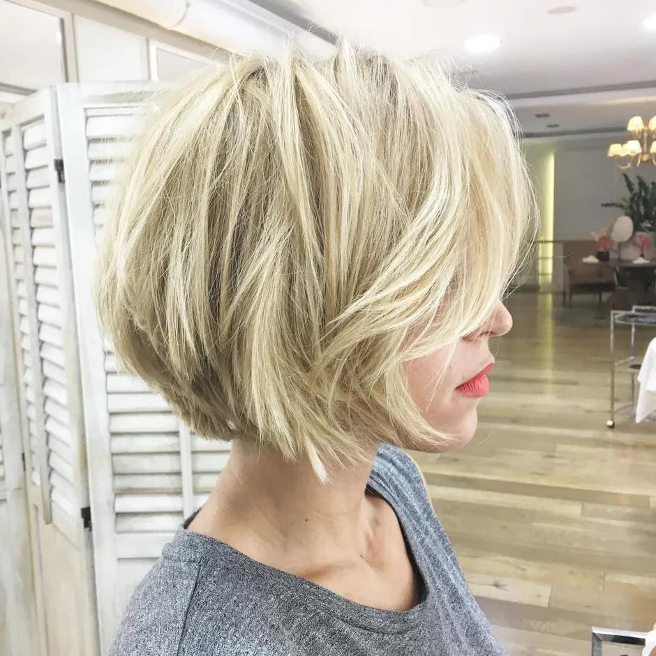 Trendiger gestufter blonder Bob