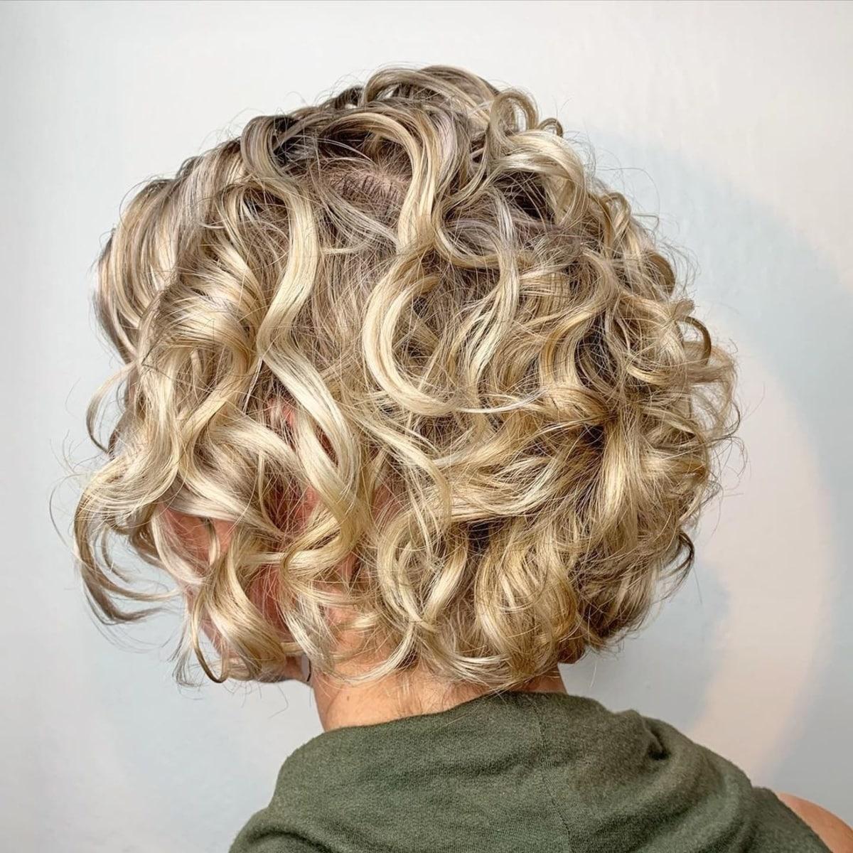 Blonder Bob mit Locken