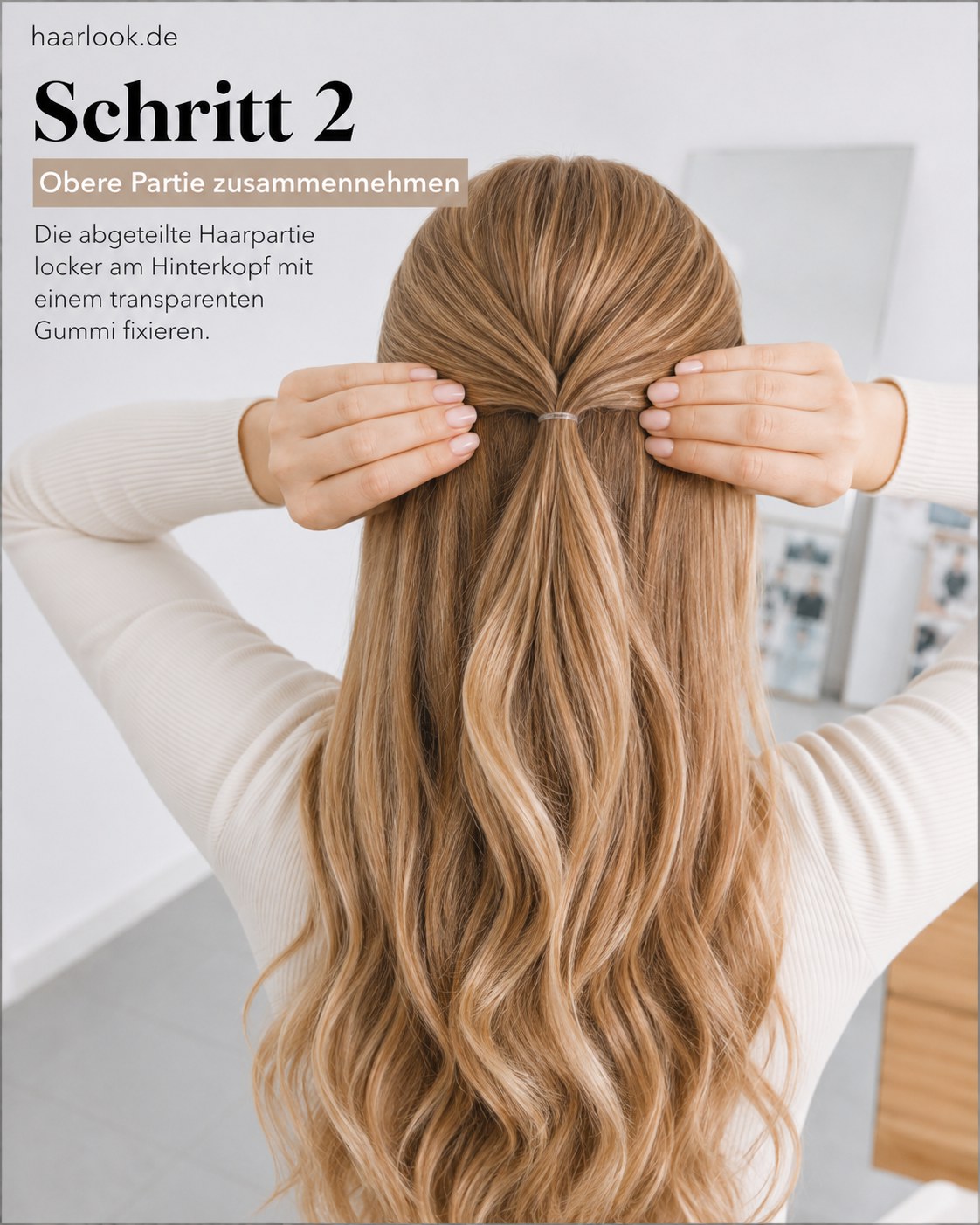 Hände fassen die obere Haarpartie locker zusammen und fixieren sie mit transparentem Haargummi