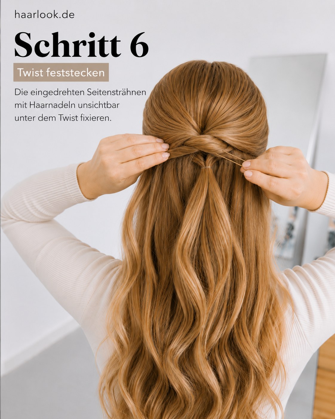 Haarnadeln fixieren die eingedrehten Seitensträhnen unsichtbar unter dem fertigen Twist