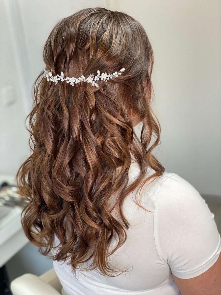 Locken mit Haarschmuck