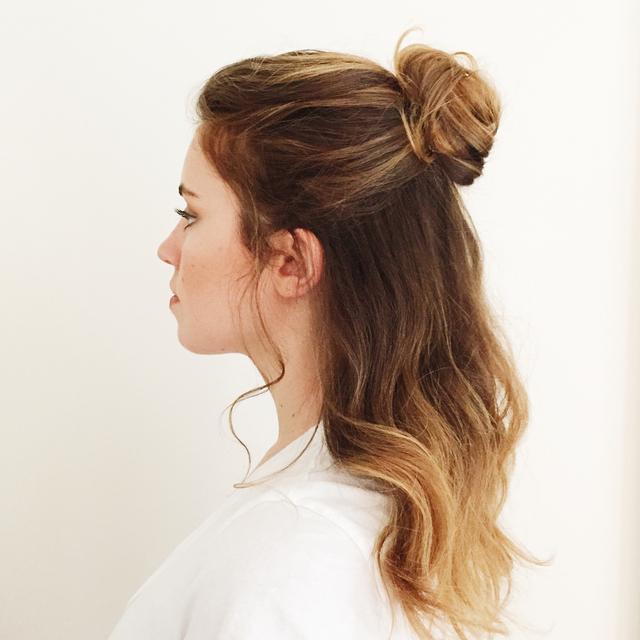 Voluminöser Half Up Dutt für feines Haar