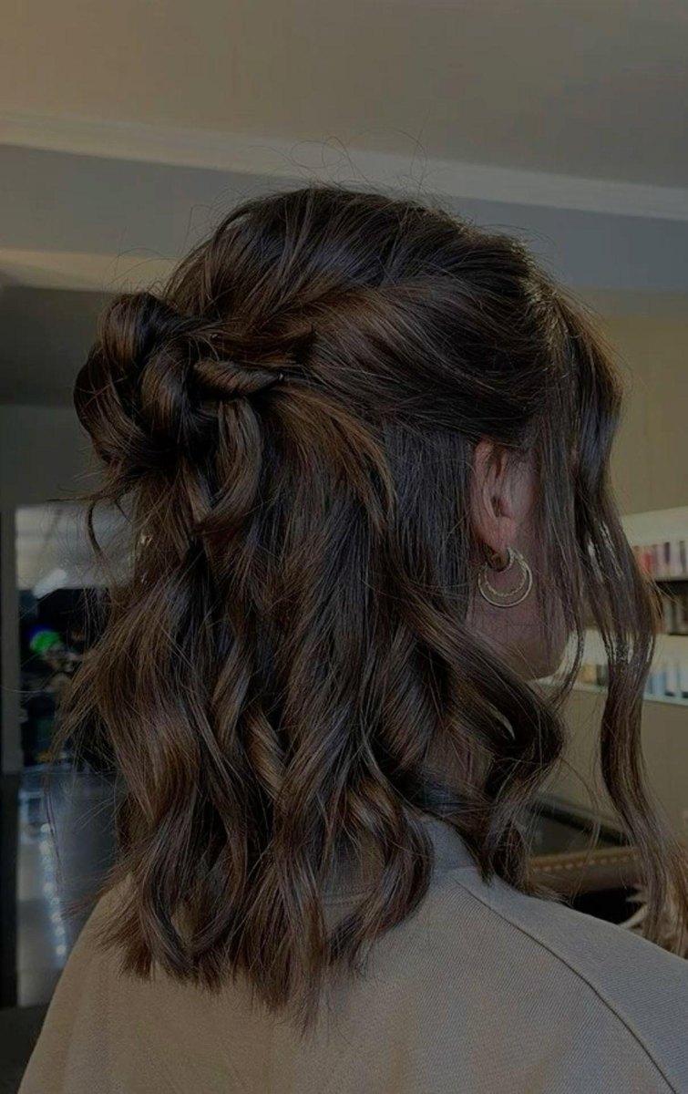 Mittellanges Haar mit Half Up Dutt