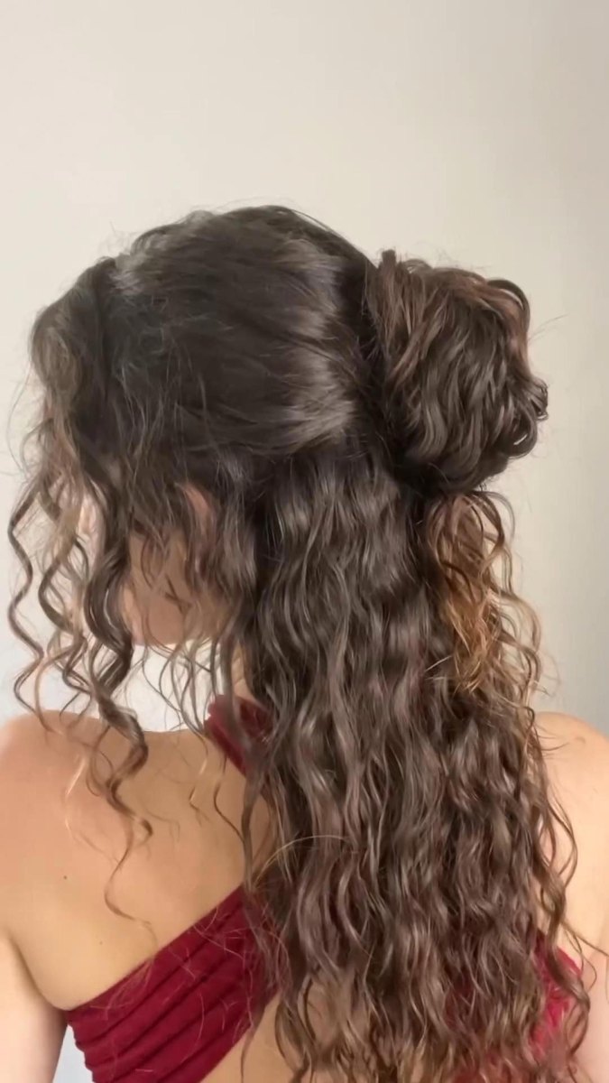 Half Up Dutt mit tiefem Knoten