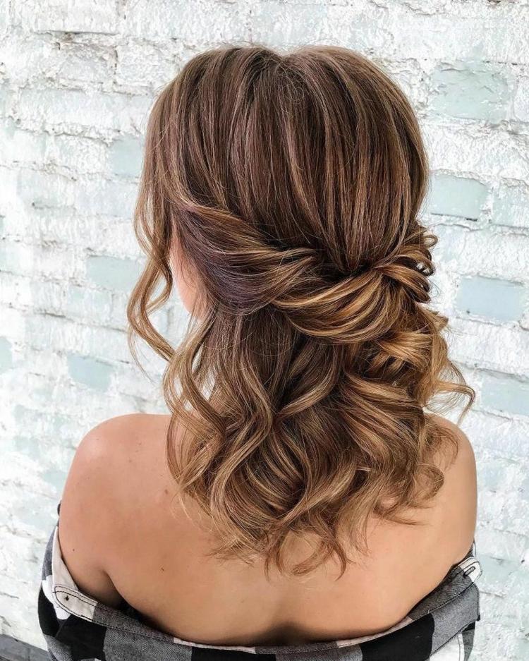 Mittellange Locken halb hoch