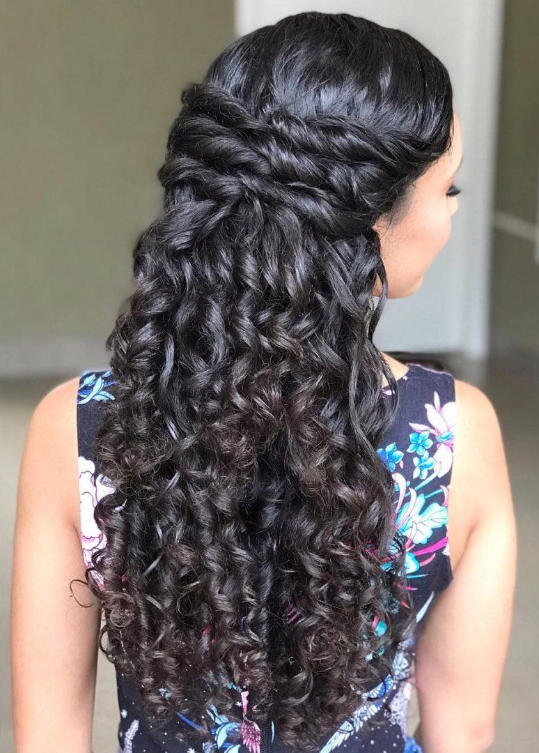 Locken mit tiefem Scheitel