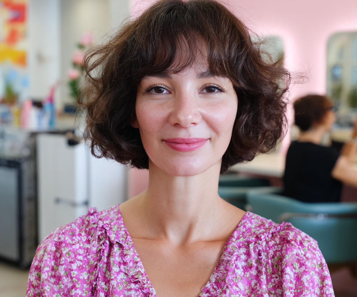 Lockiger Brauner Bob Mit Pony