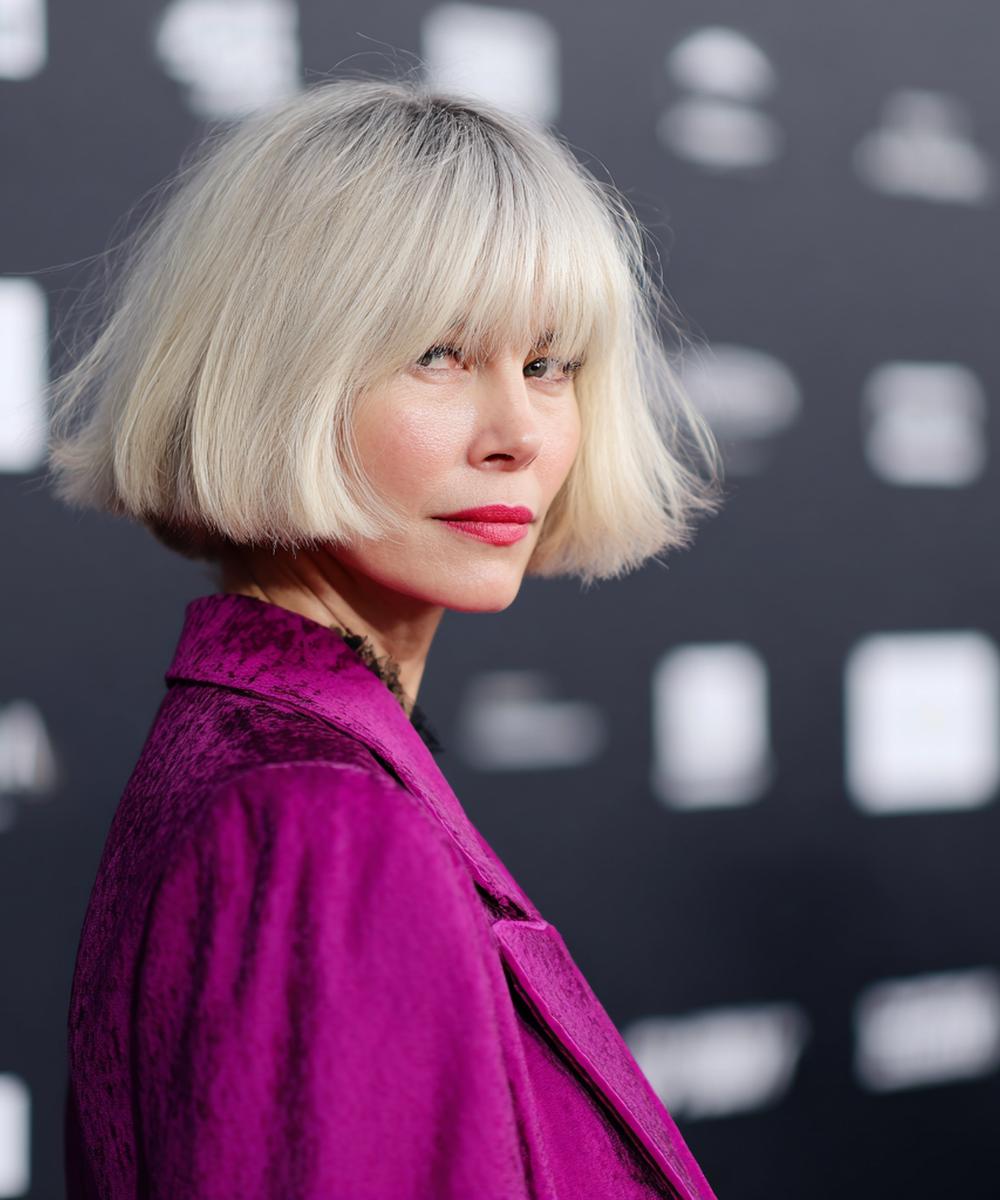 Platinblonder Blunt Bob Mit Pony