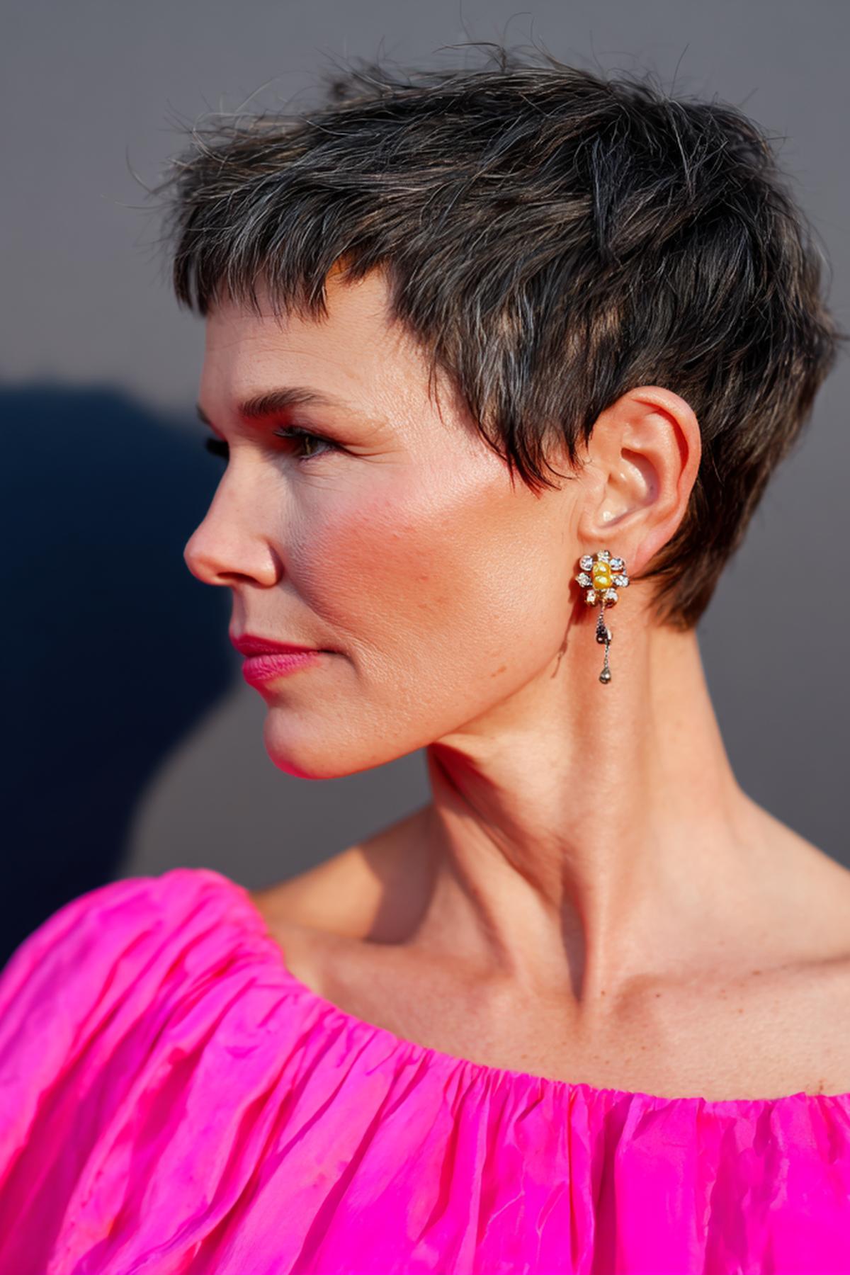 Dunkelgrauer Kurzer Pixie Mit Pony