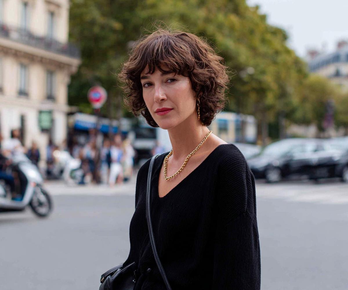 Brauner Lockiger Bob Mit Pony