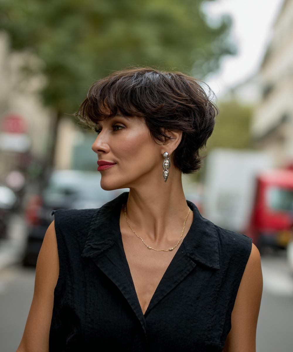 Dunkelbrauner Texturierter Kurzschnitt Mit Pony