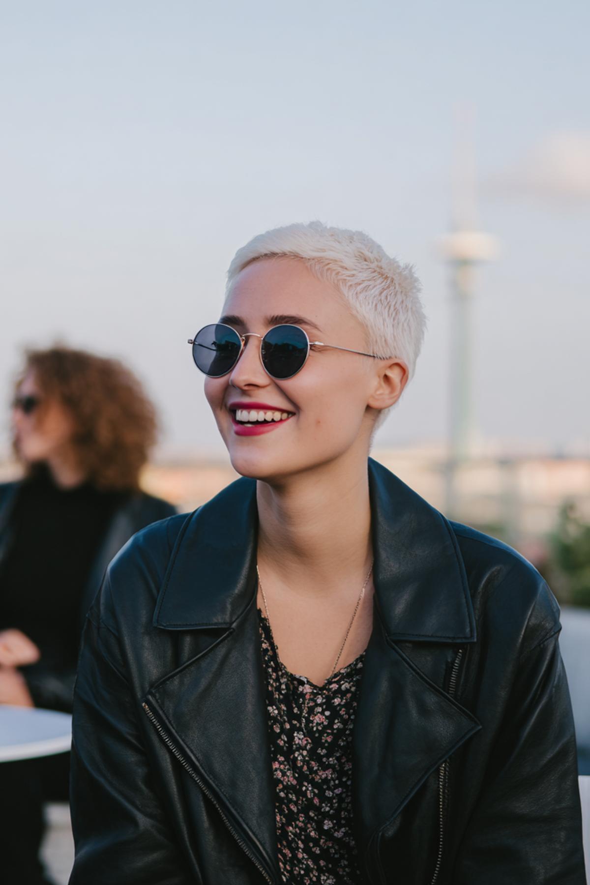 Platinblonder Kurzer Pixie Cut