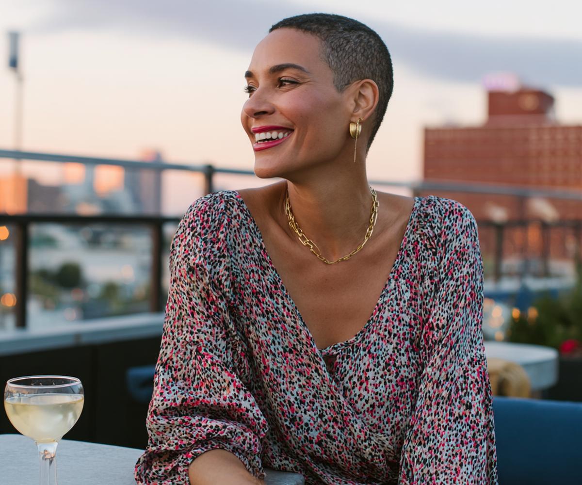 Dunkler Sehr Kurzer Buzz Cut