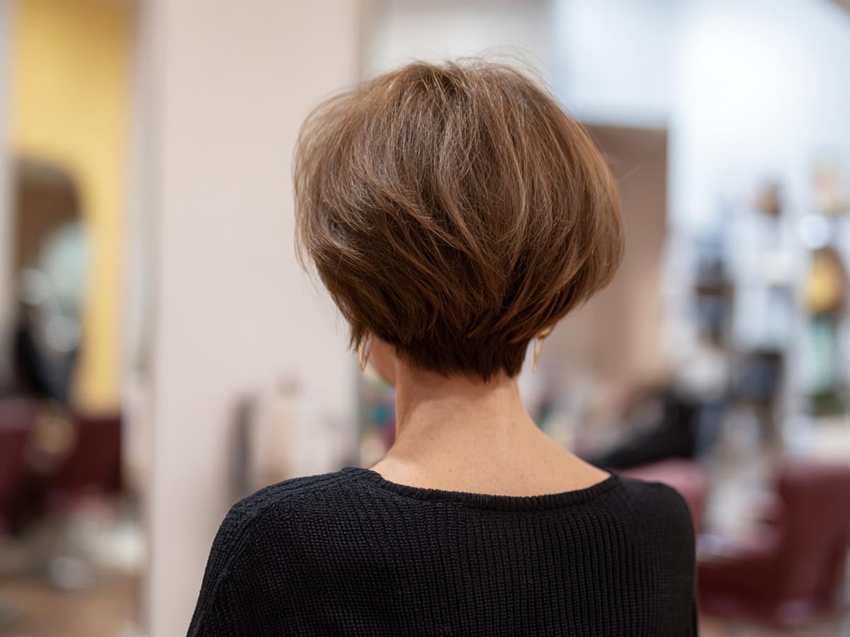 Mittelbrauner Gestufter Nackenbob