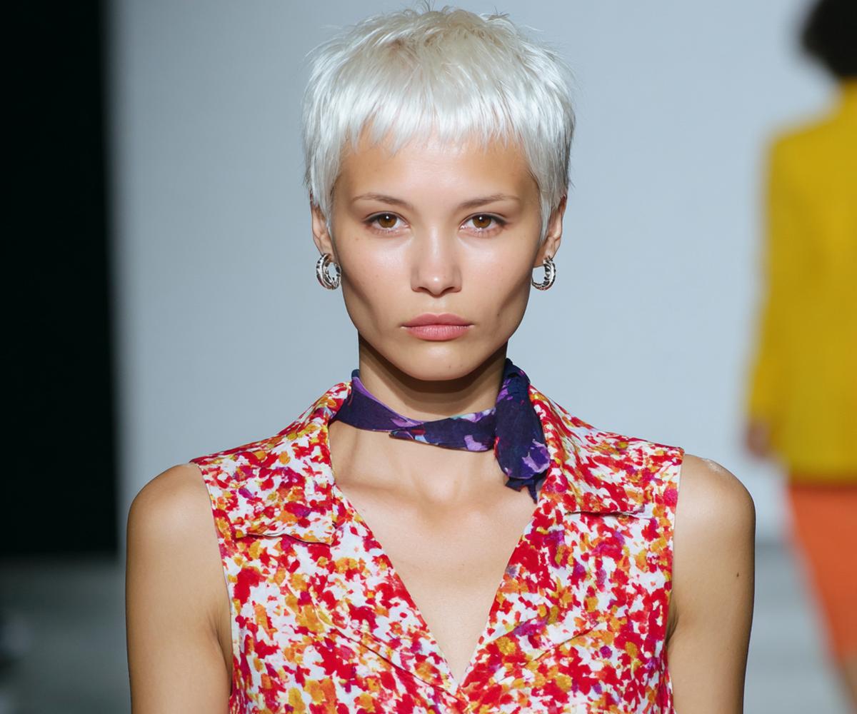 Platinblonder Kurzer Pixie