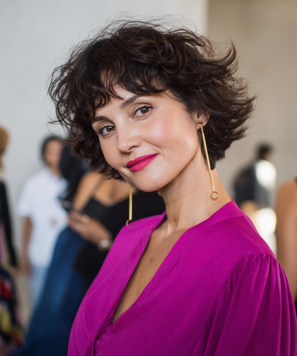 Dunkler Lockiger Bob Mit Pony