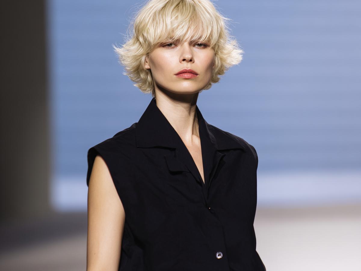 Blonder Stufiger Bob Mit Pony