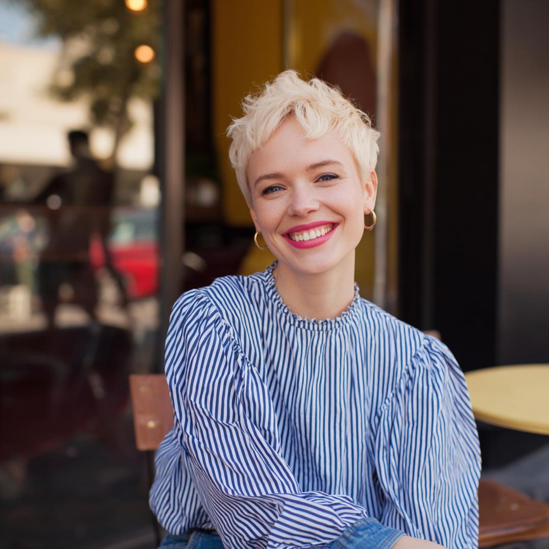 Platinblonder Texturierter Pixie