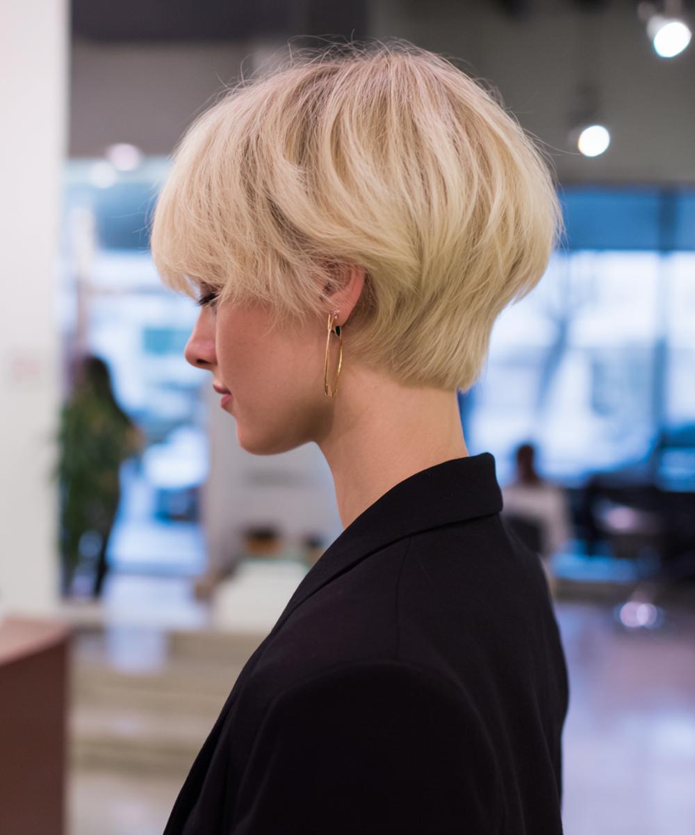 Blonder Volumin&ouml;ser Kurzhaarbob