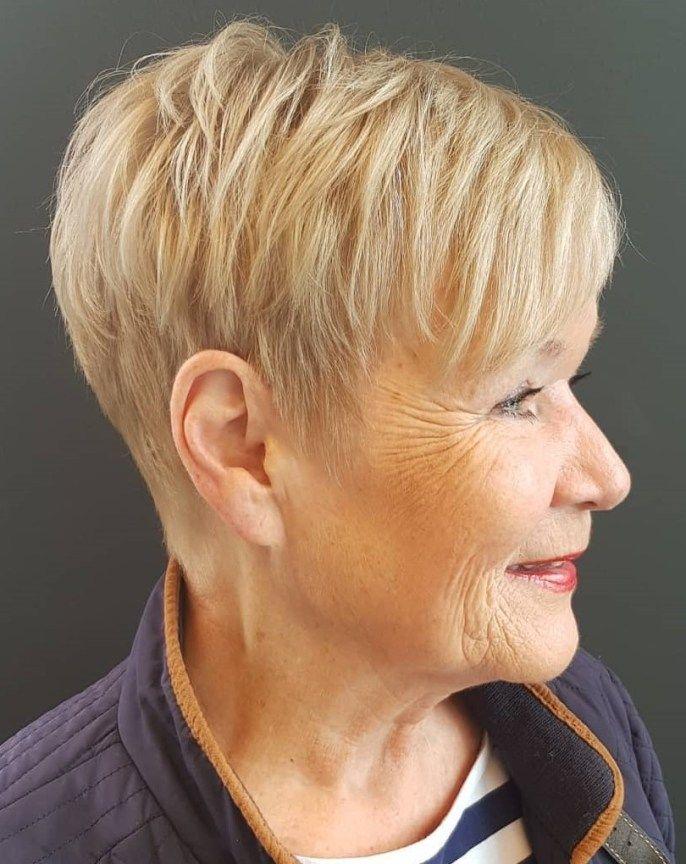 Kurzer blonder Pixie Cut feines Haar