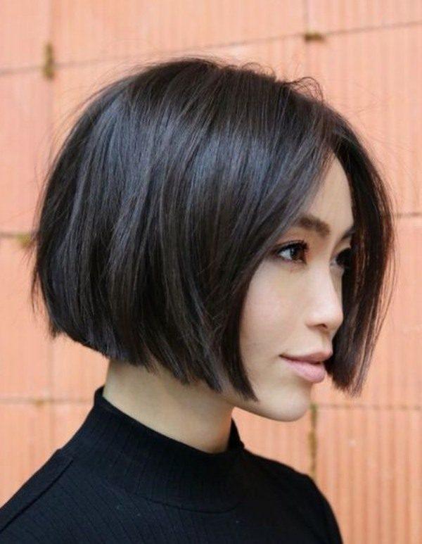 Kurzer Bob dunkle Haare