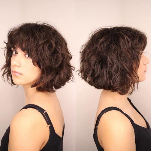 Kurzer Shaggy Bob mit natürlichen Wellen