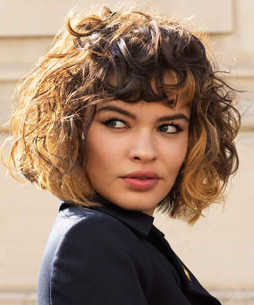 Lockiger Bob mit Pony Balayage